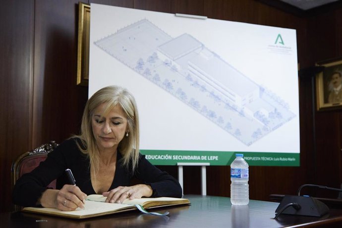 Archivo - la consejera de Desarrollo Educativo y Formación Profesional de la Junta de Andalucía, Patricia del Pozo, firma en el libro de honor del Ayuntamiento de Lepe durante la presentación las obras del nuevo instituto en Lepe. Archivo. 