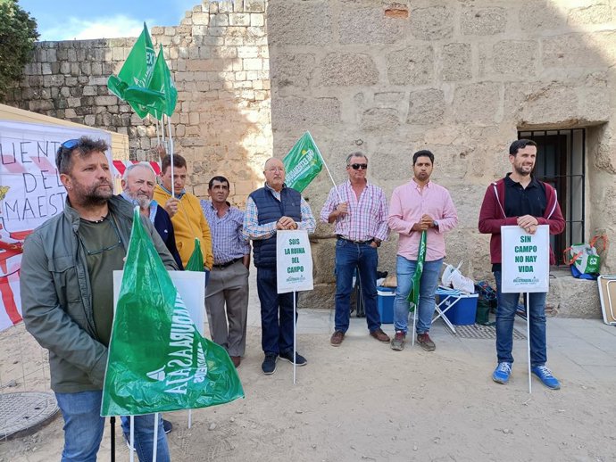 Apag Extremadura Asaja se manifiesta para pedir soluciones por la sequía este jueves en la entrada de Presidencia