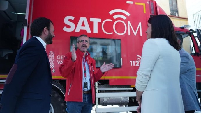 El secretario autonómico de Seguridad y Emergencias, José María Ángel, el director general de Interior, Salvador Almenar, y la alcaldesa de Orihuela, Carolina García, en la prueba de envío de mensajes ante emergencias por inundaciones.