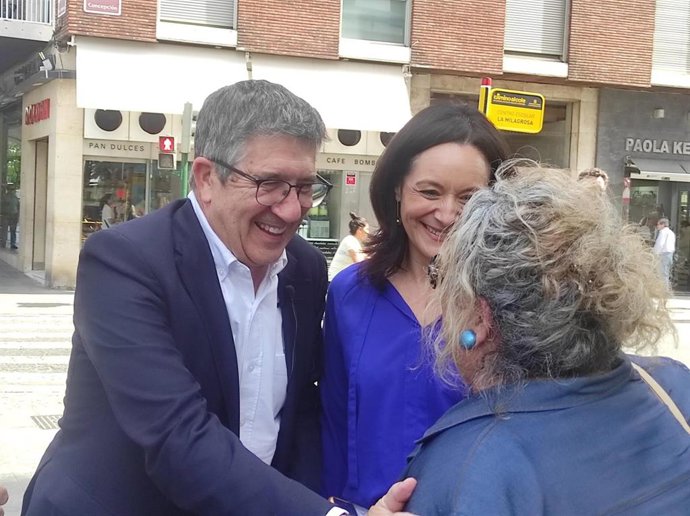Patxi López, junto a Rafi Crespín, saluda a una vecina de Córdoba.