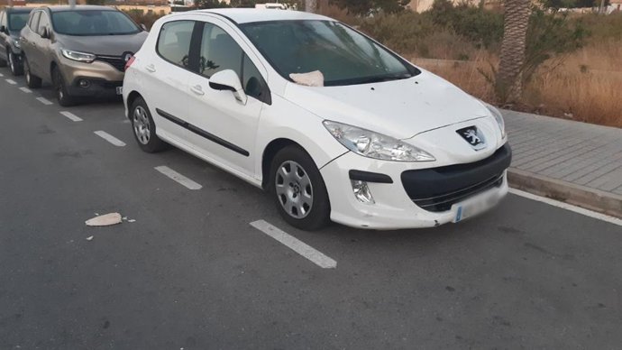 Uno de los coches a los que un joven de 25 años supuestamente lanzó piedras, hechos por los que ha sido detenido por la Policía Local de Elche (Alicante).