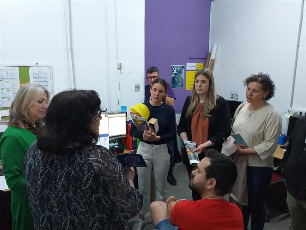 La ministra de Igualdad, Irene Montero, visita la Fundación Mar de Niebla, en Gijón, acompañada de la candidata a la Alcaldía gijonesa, Olaya Suárez.