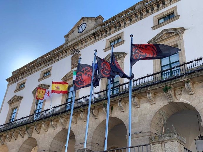 Archivo - Banderas Targaryen izadas en el Ayuntamiento de Cáceres en una imagen de archivo