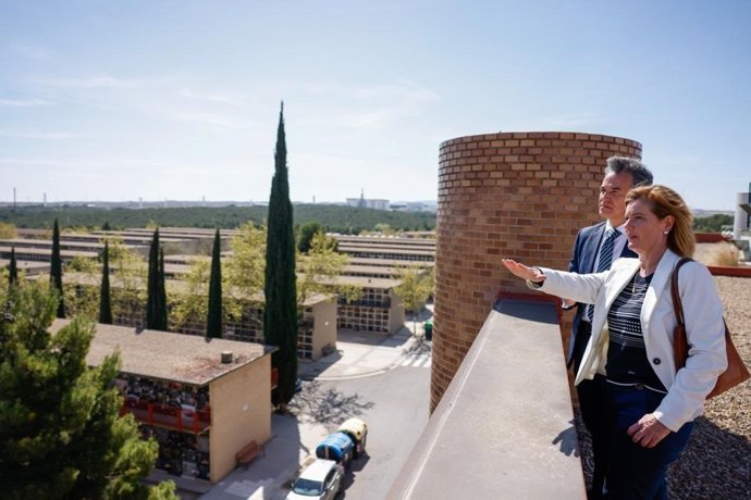 Archivo - El consejero municipal de Urbanismo y  equipamientos, Víctor Serrano, en una cubierta del cementerio de Torrero donde se inatalarán placas solares