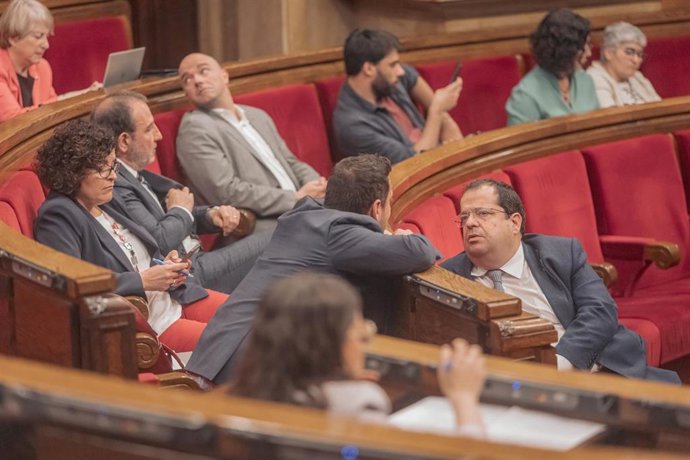 La bancada del PSC en el Parlament y el conseller Joan Ignasi Elena, en el pleno de este jueves.