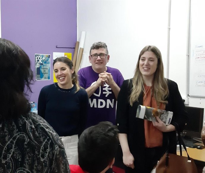 La ministra de Igualdad, Irene Montero, visita, acompañada de la candidata a la Alcaldía gijonesa, Olaya Suárez, la Fundación Mar de Niebla.