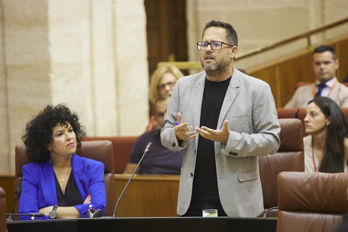 El portavoz del Grupo Mixto-Adelante Andalucía, José Ignacio García, este jueves durante su pregunta al presidente de la Junta de Andalucía, Juanma Moreno.