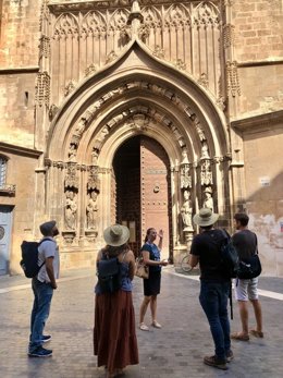 Un grupo de turistas visita la Catedral de Murcia
