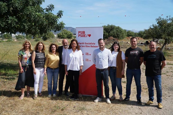La presidenta del Consell de Mallorca y candidata a la reelección, Catalina Cladera, y el alcalde de Marratxí y candidato a la reelección, Miquel Cabot, durante un acto del PSIB en el que el partido se compromete a construir un nuevo pabellón deportivo