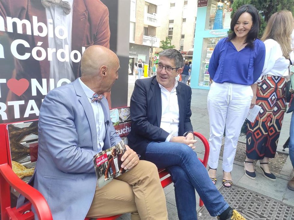 El portavoz del PSOE en el Congreso de los Diputados y secretario de Política Federal del PSOE, Patxi López (centro), junto al canditado del PSOE a la Alcaldía de Córdoba, Antonio Hurtado, y la secretaria general del PSOE cordobés, Rafi Crespín.