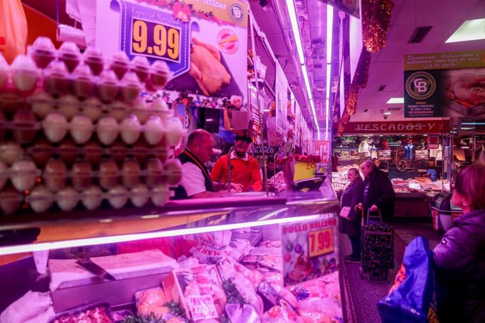 Archivo - Un pollero realiza sus últimas ventas en la tienda de comestibles Los Mares Alimentación en el barrio de Prosperidad en Madrid (España). 