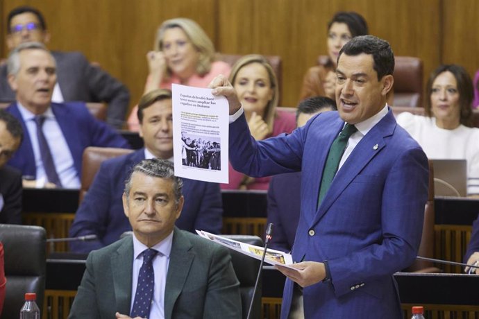 El presidente de la Junta de Andalucía, Juanma Moreno, responde al secretario general del PSOE de Andalucía y Portavoz del Grupo Parlamentario Socialista, Juan Espadas,  durante la segunda jornada del Pleno del Parlamento andaluz en el Parlamento de And