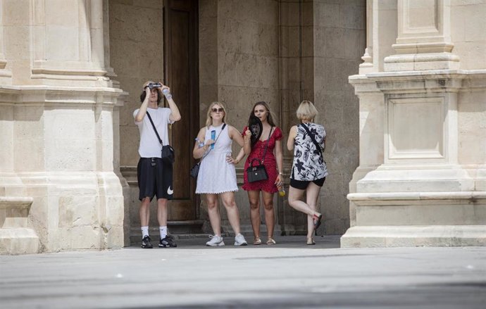 Turistas en Sevilla, archivo 