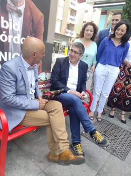 López (centro) habla con Hurtado (izda.), observado por dirigentes del PSOE cordobés.