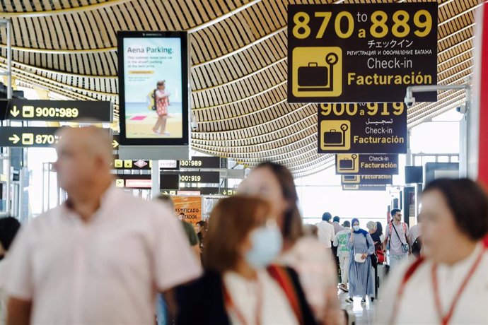 Archivo - Pasajeros con sus maletas en la Terminal 4 del Aeropuerto Adolfo Suárez Madrid Barajas