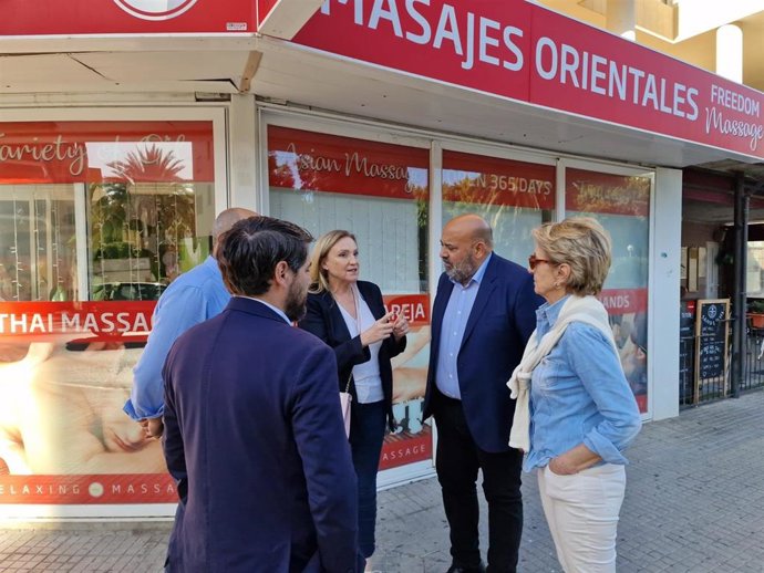 El candidato del PP a la alcaldía de Palma, Jaime Martínez, ha visitado el barrio de Son Armadams.