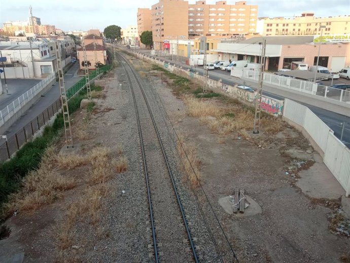 Vías del tren sobre el puente de la Avenida del Mediterráneo de Almería, junto a Sierra Alhamilla.