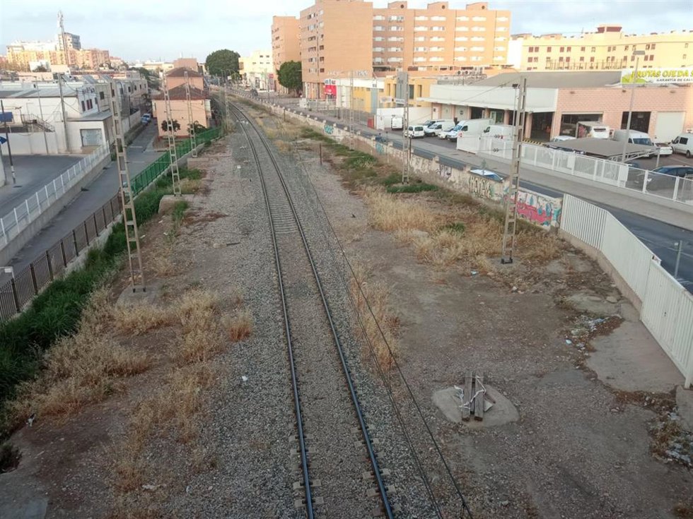 Vías del tren sobre el puente de la Avenida del Mediterráneo de Almería, junto a Sierra Alhamilla.