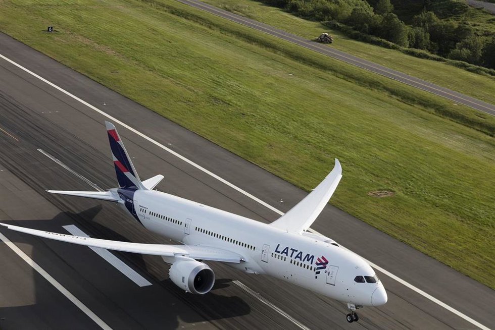 Archivo - Avión de Latam Airlines