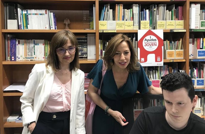 La concejal de Juventud del Ayuntamiento de Zaragoza, María Antoñanzas, y la consejera municipal de Servicios Públicos y Movilidad, Natalia Chueca, informan sobre las ayudas al alquiler para jóvenes