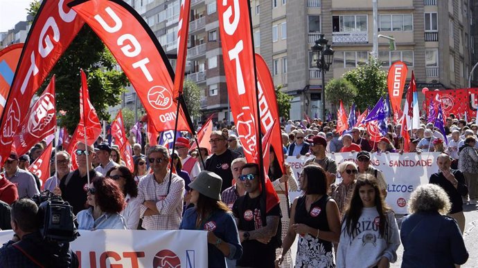 Decenas de personas durante una manifestación por el Día Internacional de los Trabajadores, a 1 de mayo de 2023, en Vigo, Pontevedra, Galicia (España). CCOO y UGT han organizado esta manifestación para exigir la subida de los salarios y la bajada de los