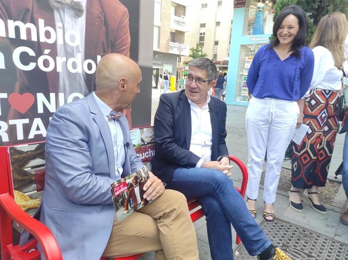 El portavoz del PSOE en el Congreso de los Diputados y secretario de Política Federal del PSOE, Patxi López (centro), junto al canditado del PSOE a la Alcaldía de Córdoba, Antonio Hurtado, y la secretaria general del PSOE cordobés, Rafi Crespín.