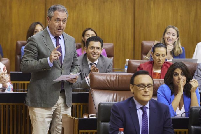 El secretario general del PSOE de Andalucía y Portavoz del Grupo Parlamentario Socialista, Juan Espadas, realiza pregunta de control al presidente de la Junta de Andalucía, Juanma Moreno, durante la segunda jornada del Pleno del Parlamento andaluz en el