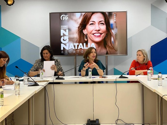 La candidata del Partido Popular (PP) a la Alcaldía de Zaragoza, Natalia Chueca, en una reunión con la FECAPA),  CECE y Escuelas Católicas Aragón.