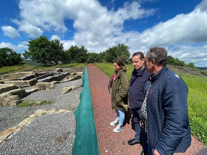 Marcelino Marcos, cabeza de lista por el Occidente de la FSA-PSOE visita el Chao San Martín en Grandas de Salime.