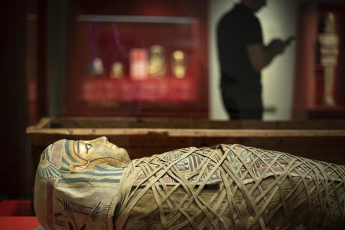 Sarcófagos en la sala de la exposición 'Momias de Egipto. Redescubriendo seis vidas' en el CaixaForum de Sevilla.
