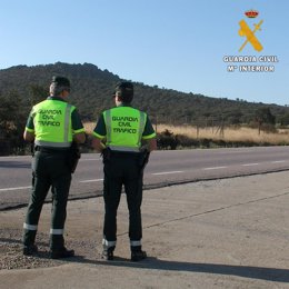 Archivo - Dos agentes de la Guardia Civil en un control de tráfico, en una imagen de archivo.