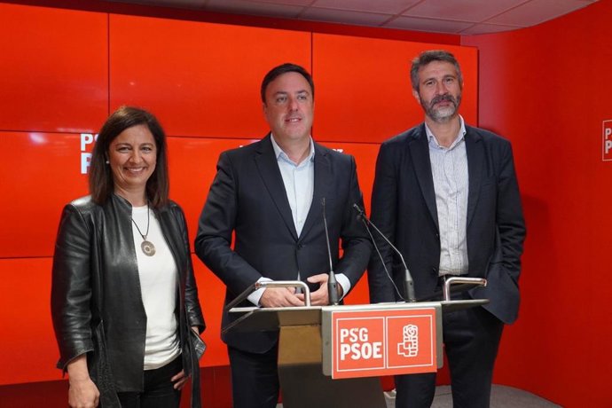 El secretario xeral del PSdeG, Valentín González Formoso, junto a los alcaldes de Betanzos, María Barral, y Vilagarcía, Alberto Varela
