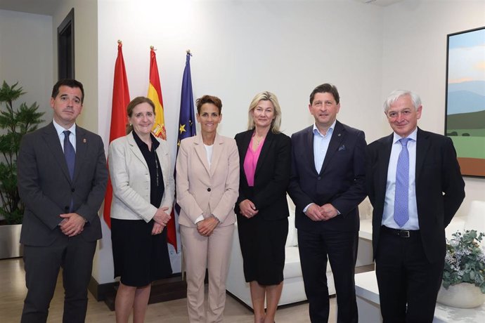 La presidenta del Gobierno de Navarra, María Chivite; la presidenta de Volvo Buses, Anna Westerberg (centro) y el director de Sunsundegui, José Ignacio Murillo (derecha).