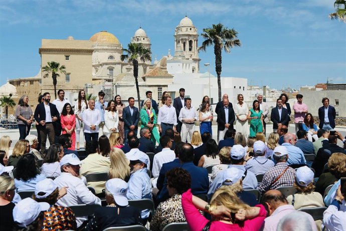 El presidente del PP, Alberto Núñez Feijóo (c), junto al candidato del PP a la Alcaldía de Cádiz, Bruno García (i), en una foto grupal con los miembros del PP de Cádiz.. A 04 de mayo de 2023, en Cádiz (Andalucía, España). El presidente del PP, Alberto N