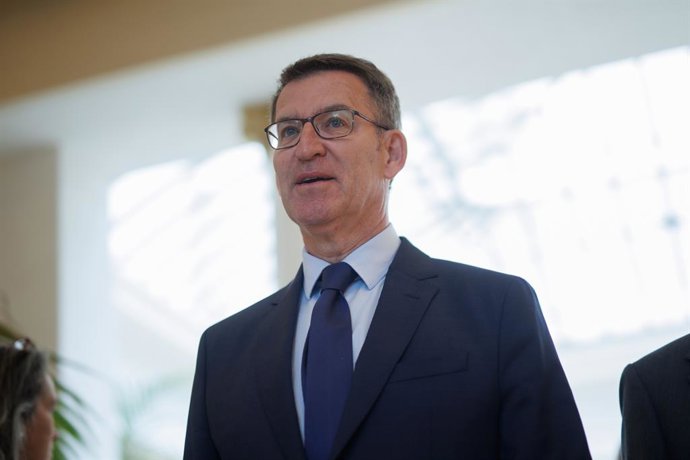 El presidente del Partido Popular, Alberto Núñez Feijóo, a su llegada a la presentación del candidato del PP a la Presidencia del Principado de Asturias, en un desayuno informativo de Fórum Europa, organizado por Nueva Economía Fórum, en el Hotel Mandar