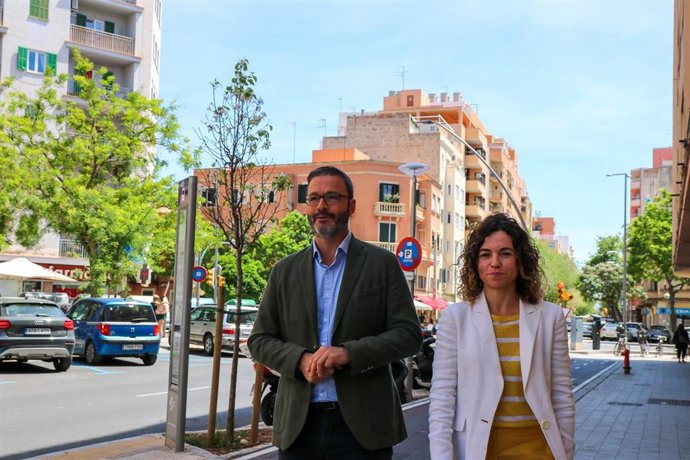 El candidato a la alcaldía de Palma, José Hila, y la número dos de la lista, Rosario Sánchez, en la visita a la calle General Ricardo Ortega.