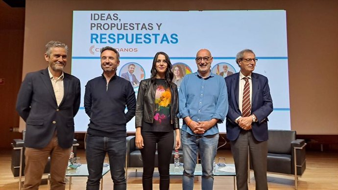 La portavoz de Cs en el Congreso de los Diputados, Inés Arrimada; el candidato de Cs a la Presidencia de Cantabria, Félix Álvarez , y otros miembros del partido en un acto en la Universidad Europea del Atlántico