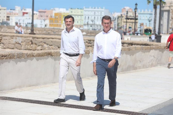 Feijóo con Bruno García andando por el Campo del Sur en Cádiz.