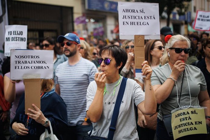 Manifestantes durante una concentración de funcionarios de la administración de Justicia, frente al Ministerio de Justicia, a 4 de mayo de 2023, en Madrid (España).