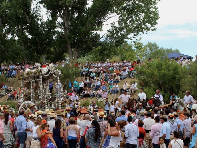 Paso de una de las hermandades rocieras por el Vado de Quema en su camino a la aldea almonteña.