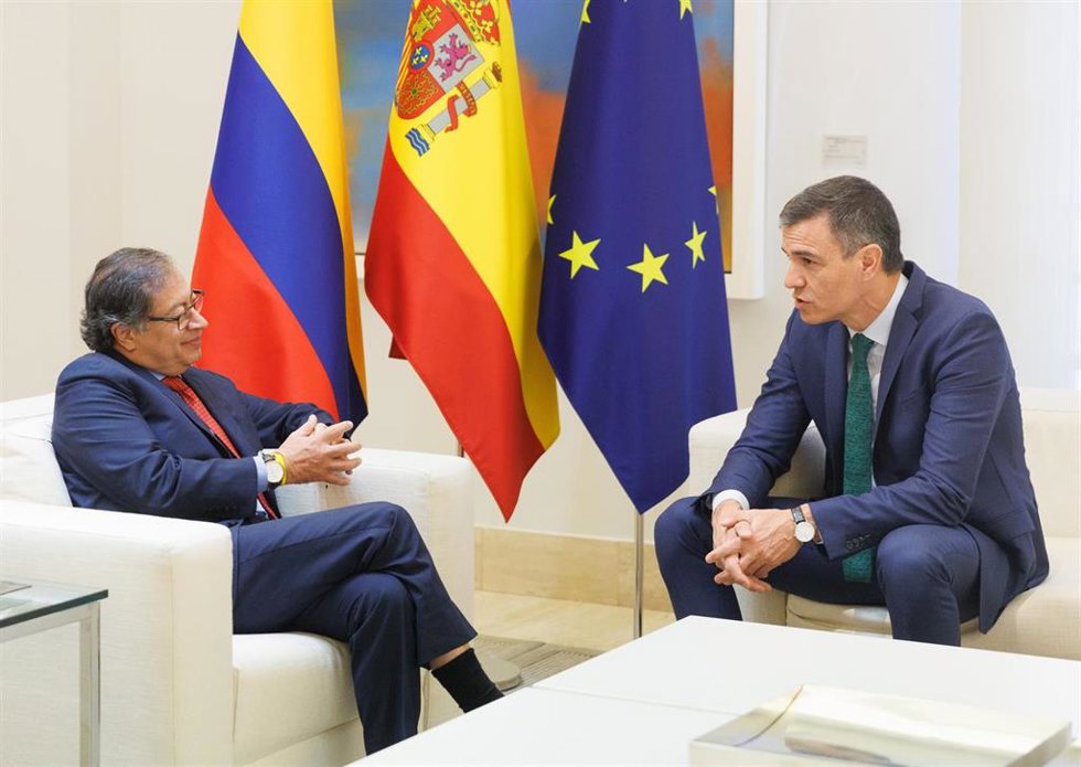 El presidente del Gobierno, Pedro Sánchez (dcha), durante su reunción con el presidente de Colombia, Gustavo Petro (izda), en el Palacio de la Moncloa