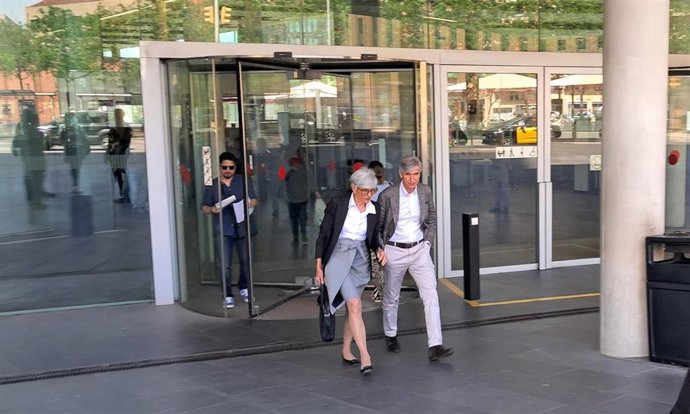 La abogada Olga Tubau y el exconseller de Salud Josep Maria Argimon