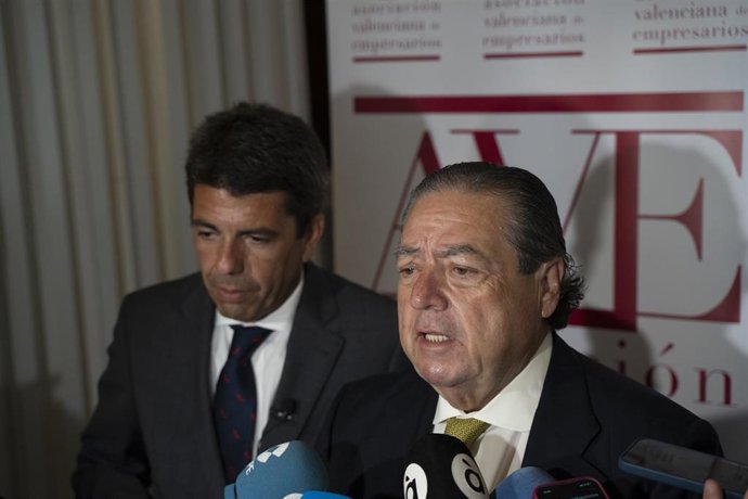 El presidente de la Asociación Valenciana de Empresarios (AVE), Vicente Boluda, junto al presidente del PPCV, Carlos Mazón, este jueves en Valncia antes de mantener un encuentro con el 'popular', dentro de la ronda de contactos de AVE con los candidatos