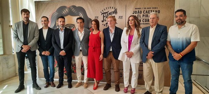 Autoridades y artistas en la presentación del Festival de Flamenco y Fado 2023 de Badajoz.