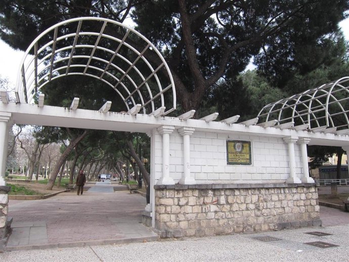 Archivo - Entrada del Parque Pignatelli de Zaragoza