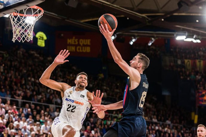 Tomas Satoransky of FC Barcelona in action against Edy Tavares of Real Madrid during the ACB Liga Endesa match between FC Barcelona and Real Madrid at Palau Blaugrana on April 16, 2023 in Barcelona, Spain.