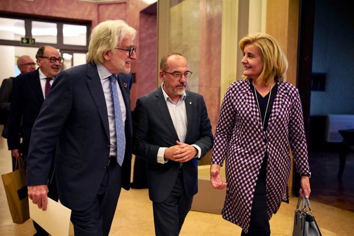 El presidente de Foment, Josep Sánchez Llibre, el conseller de Derechos Sociales, Carles Campuzano, y la presidenta de Fundación CEOE, Fátima Báñez.