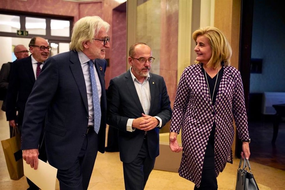 El presidente de Foment, Josep Sánchez Llibre, el conseller de Derechos Sociales, Carles Campuzano, y la presidenta de Fundación CEOE, Fátima Báñez.