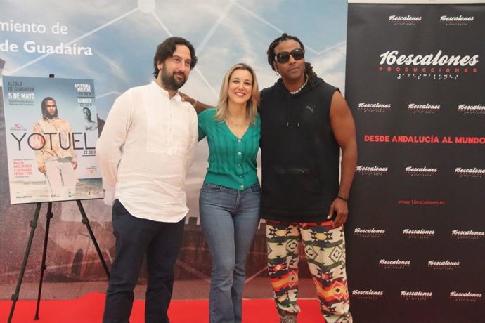 La alcaldesa de Alcalá, con el artista internacional Yotuel.