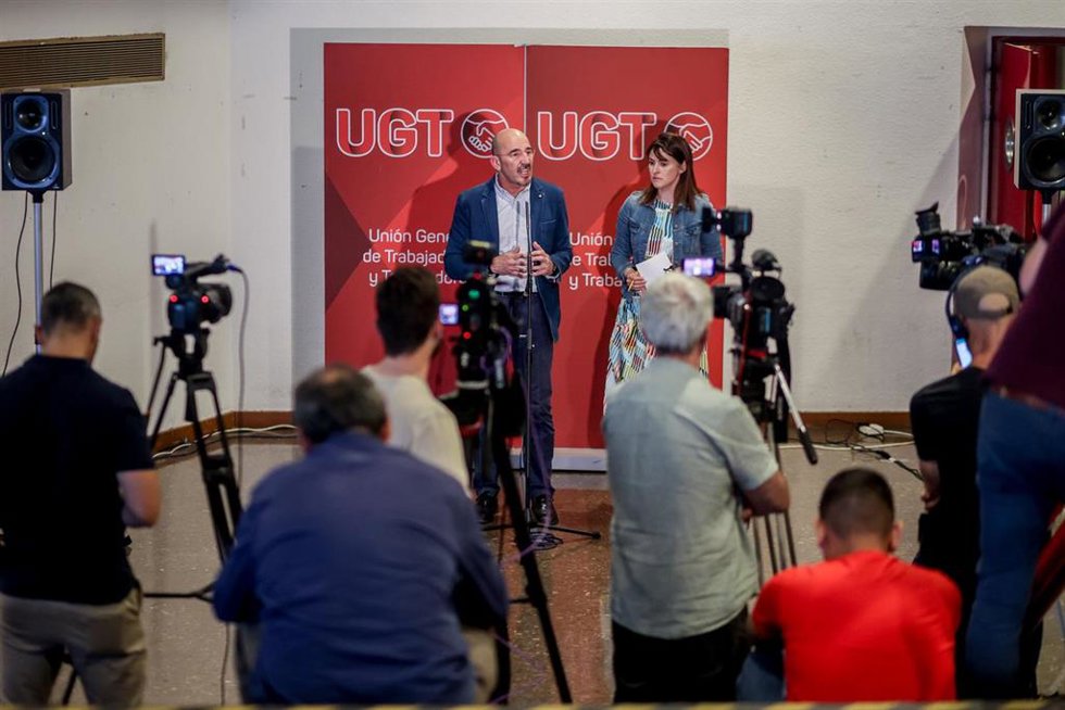 El vicesecretario general de Política Sindical de UGT, Fernando Luján y la secretaria de Política Institucional y Políticas Territoriales de UGT, Cristina Estévez, durante una rueda de prensa, en la sede de UGT, a 4 de mayo de 2023, en Madrid (España).